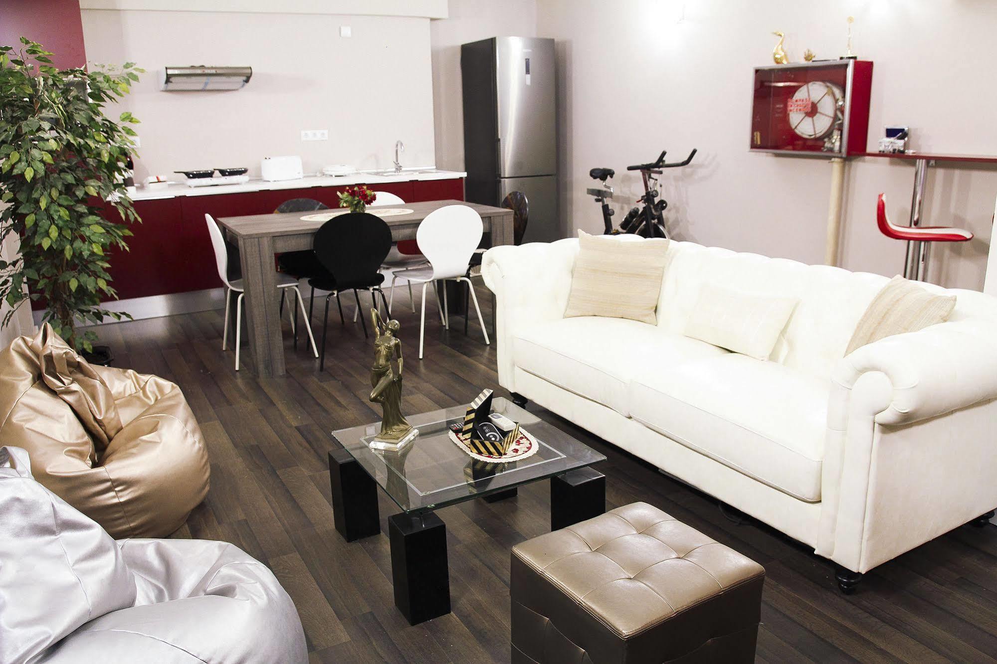 & Sagrada Familia Hostel